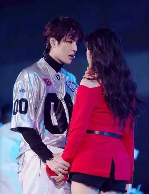 高冷如王一博,与人合照永远高冷脸,只有遇到他时最开心_肖战_友谊