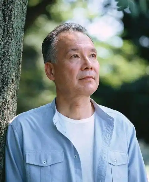 60,70岁的男人:我应该把头发染黑吗?白发适合什么发型?