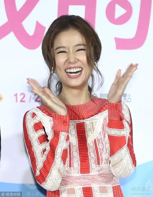 林心如穿蕾丝透视裙亮相 衣着粉嫩少女感十足