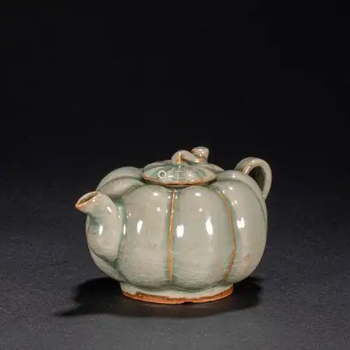 宋代龙泉窑瓜楞壶