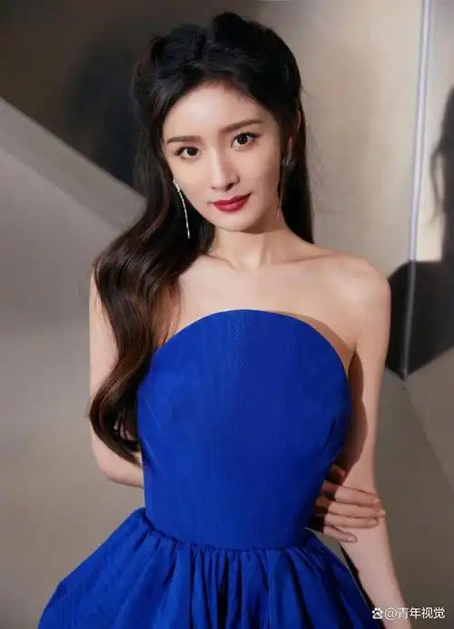 杨幂身穿鎏金礼服,浪漫时光里的艳光!