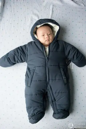 下面是宝宝真人秀了:(宝宝38天,体重约10斤,身长约56厘米)