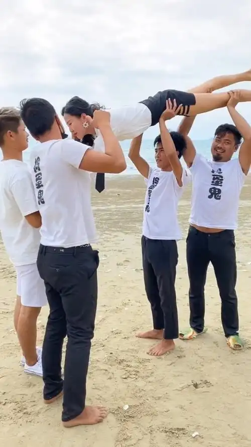 这个新娘有点东西得两个人抬着.#婚纱摄影#创意婚纱照