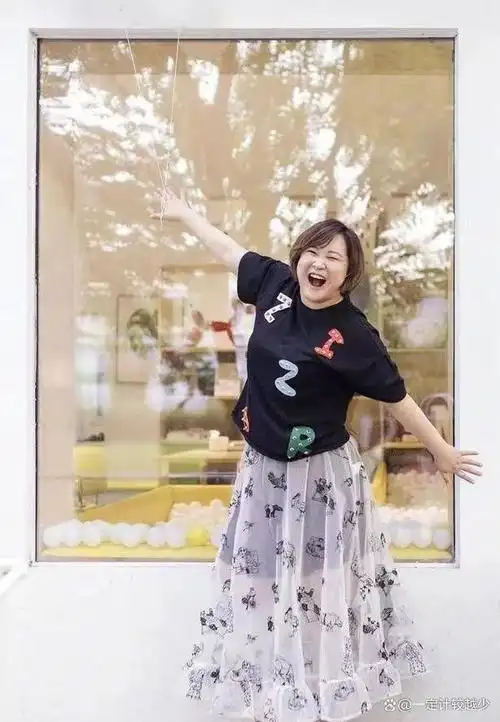 贾玲的经历可以说是饱含荣耀与苦难,她的才华和努力使她成为众人瞩目