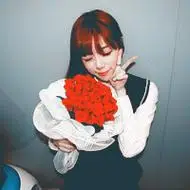 幸福的拿着花的女生头像图片全是漂亮的玫瑰花38p