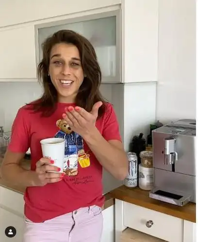 28天过去被张伟丽打毁容的乔安娜已恢复容貌开启训练模式