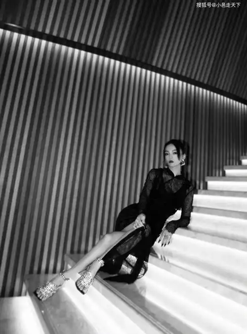 张韶涵黑色镂空连衣裙大长腿性感写真