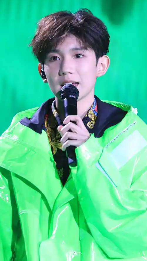 演员王源帅气照片集锦