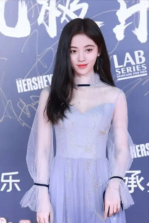 四千年美女鞠婧祎身穿薄纱渐变礼服裙端庄温婉的气质显著