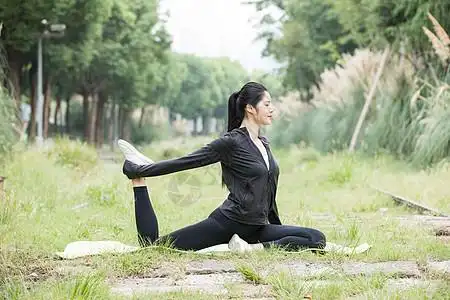 美女晨练系鞋带图片