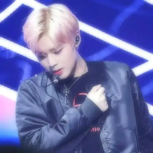 朴志训 头像 男爱豆 韩国 男团 wannaone