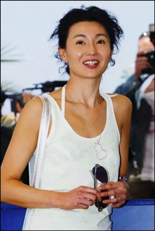 年穿小背心和低腰牛仔裤出席戛纳电影节 photocall 的风格偶像张曼玉