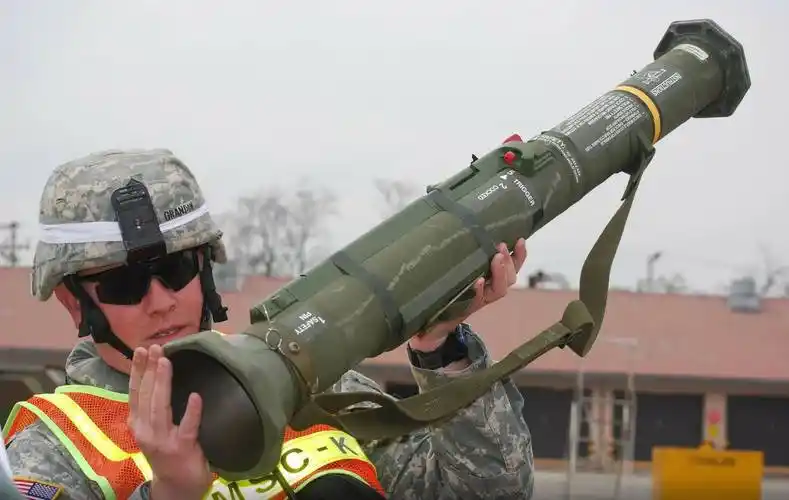 at4反坦克火箭弹,操控便捷且性能优良,给人以深刻印象_射击_装备_武器