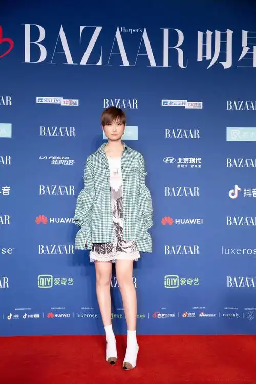 李宇春罕见穿裙装亮相,长腿惹人注目!蕾丝边更是流露出少女心