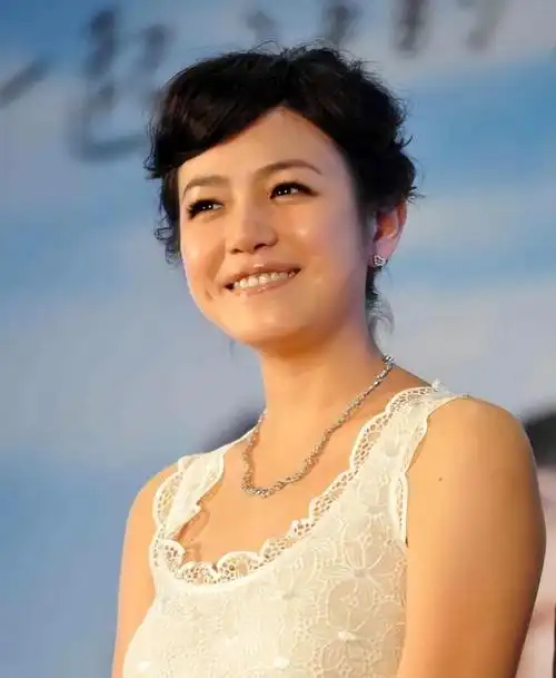 单论形象的话,陈晓的老婆陈妍希增增肥或许可以一战.