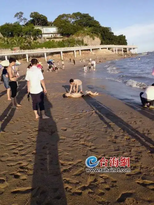 厦大白城附近海域一小伙下海游泳上来已无气息