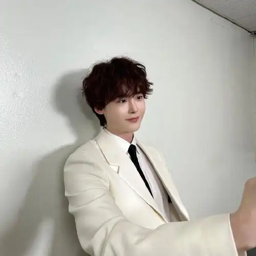 李钟硕超话09#李钟硕0914生日快乐#230914@李钟硕更新ins原文:谢谢!