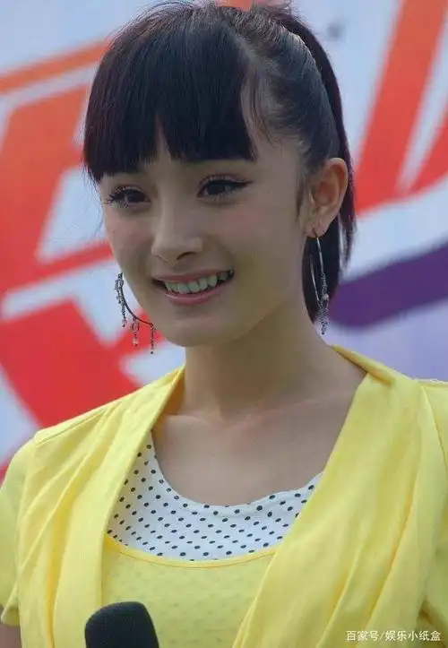 杨幂早年照曝光,无美颜无修图马尾辫齐刘海,一脸青涩如邻家小妹