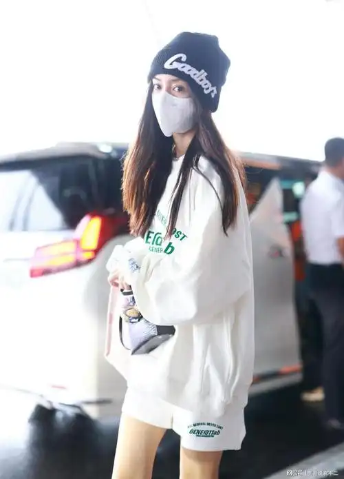 杨颖一身休闲装现身机场长发披肩随性又时髦