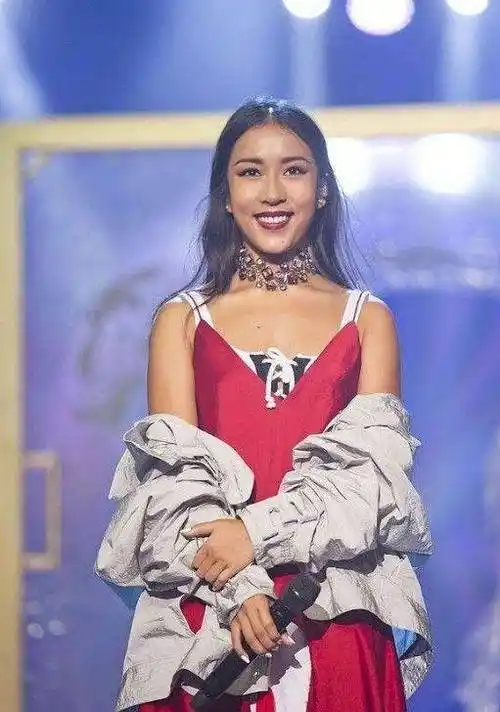 整容"叫吉克隽逸卸妆,素颜曝光:原来丑和黑真的没关系_网友_五官_肤色