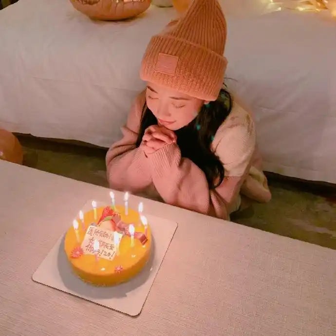 周洁琼庆20岁生日感慨良多 一身粉衣许愿甜美可人