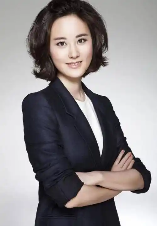 短发美女秦方:模特大赛赛区冠军,扎根主持20年,42岁优雅大方_工作