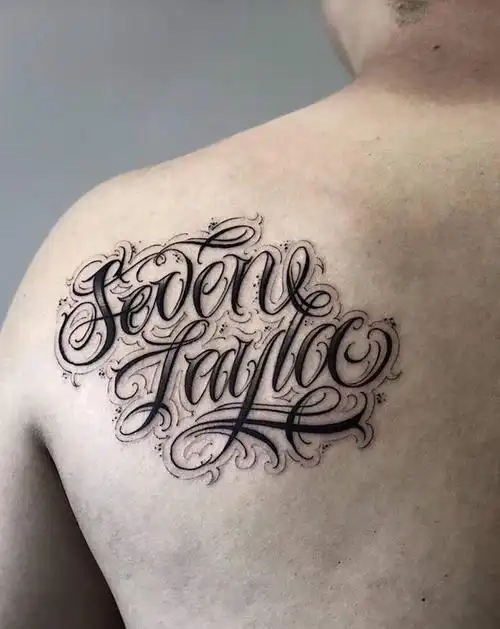 花体字纹身图片_背部纹身图案