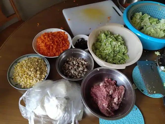 另外饺子形状像元宝,包饺子意味着包住福运.