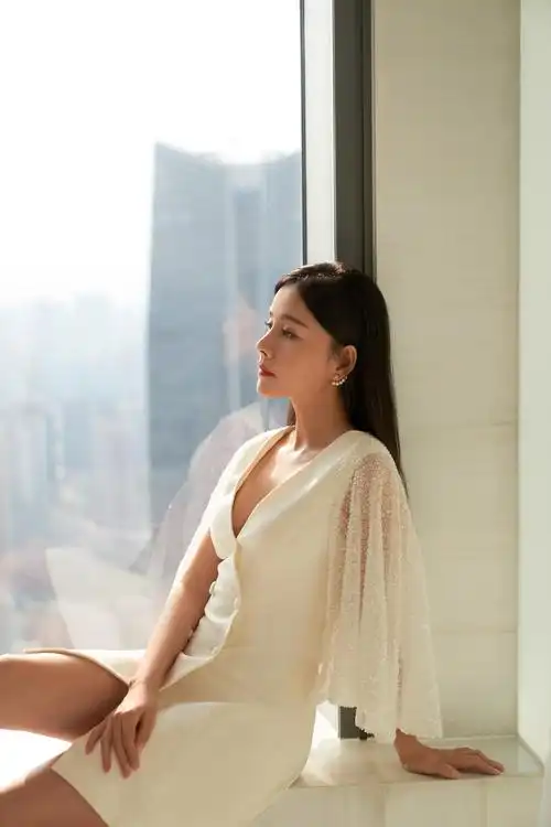 何琳水晶礼服现身《攀登者》首映礼 感谢吴京"伤腿之情"_治疗