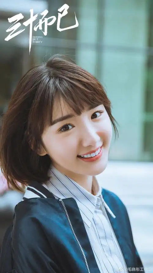 毛晓彤昨天出席白玉兰酒会身穿的星空蓝抹胸裙超级仙女