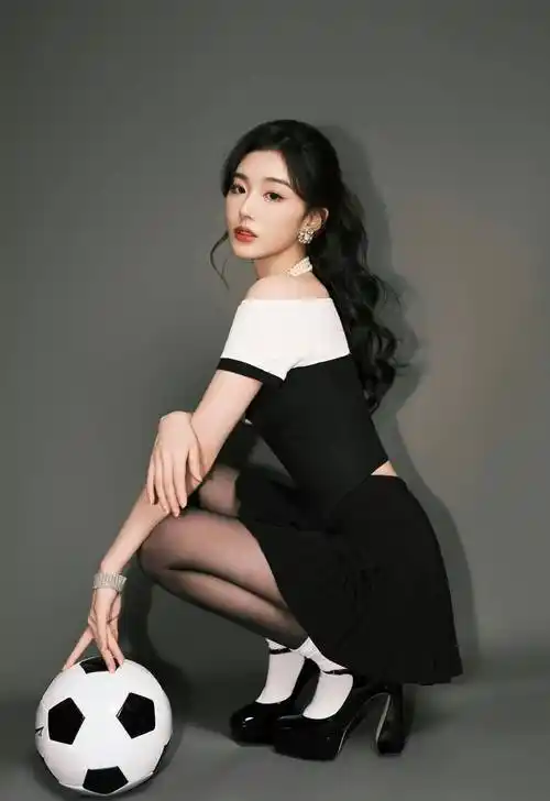 孔雪儿穿黑裙黑丝看世界杯,风情万种,妩媚撩人._高跟鞋_明星_星光