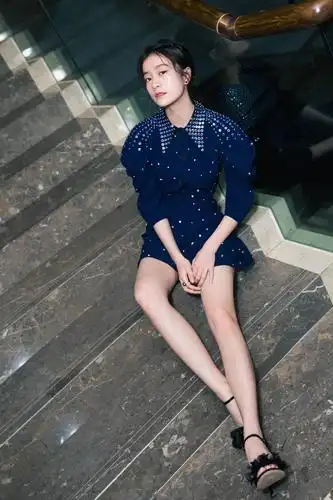 张雪迎真会穿,短裙上面8条拉链也不显得土气,年轻就是好啊