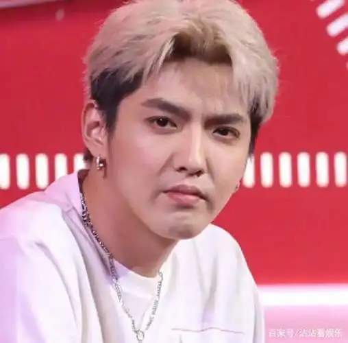 吴亦凡近照法令纹木偶纹严重,t恤裤子全撑满,网友:丙丙变两两