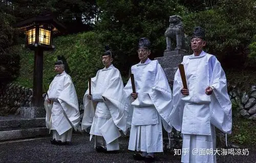 日本神道教的神官日本最有权势的年轻人们就是接受着这样的教育,而