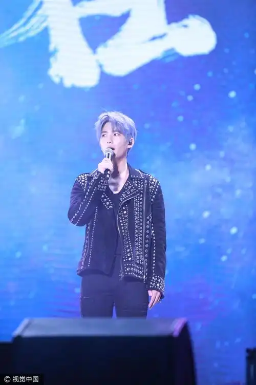 杨洋染头发了! 「精灵系灰蓝色」帅到逆天