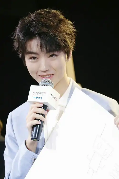 "  早安,小凯.@tfboys-王俊凯  回望  图cr:logo 侵删