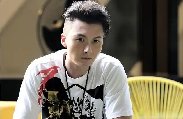 视帝王浩信家庭背景揭开面纱,母亲是少数民族,弟弟也是艺人