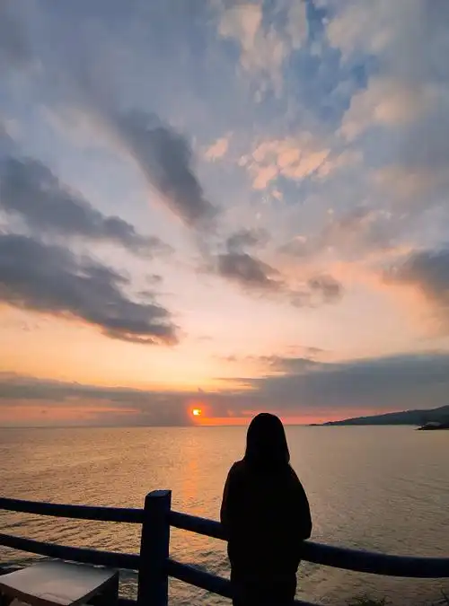 背影 夕阳 海图片_背影 夕阳 海高清图片素材库