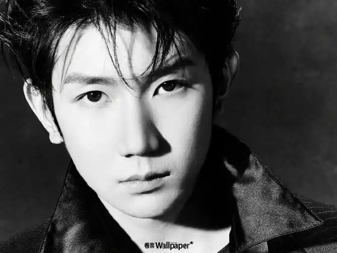 王源是懂撞色系穿搭的