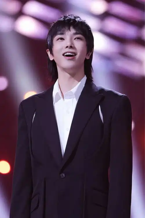 歌王年度神仙舞台来袭华晨宇携两首新歌唱响湖南卫视跨年晚会