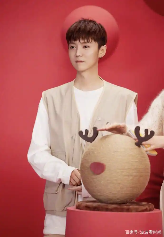 难怪能迷到关晓彤,鹿晗剪寸头配皮衣皮裤帅气有型,少年感十足