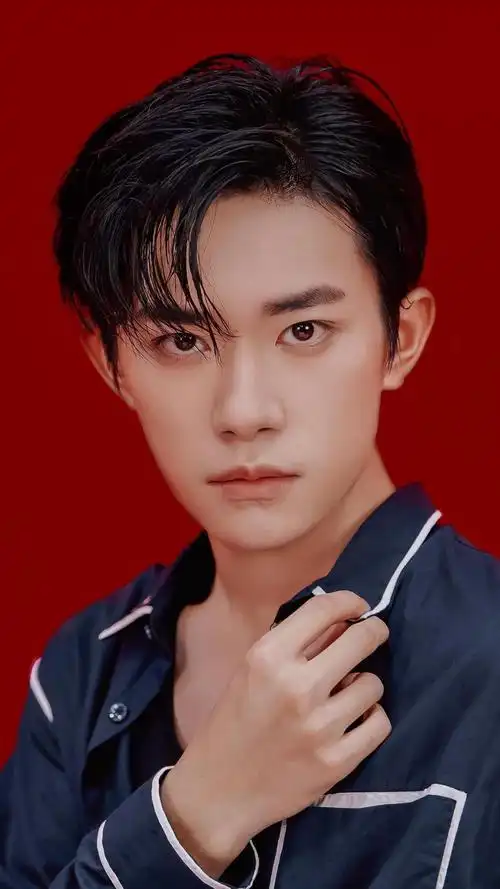 易烊千玺湿发帅气迷人写真