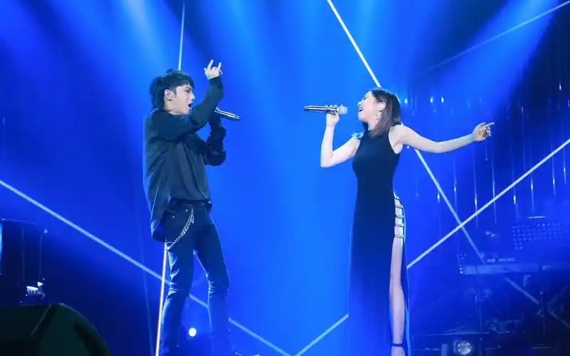 【cd音质】光年之外 (live)-华晨宇,邓紫棋