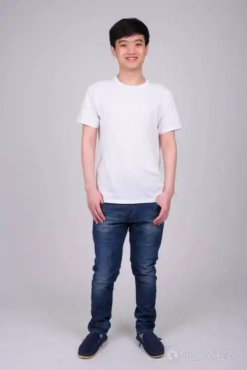 全身拍摄年轻快乐的亚洲男子站在和微笑照片-正版商用图片15omc8-摄图
