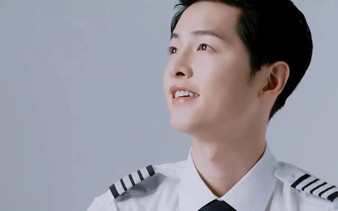 国民老公宋仲基机长制服写真桌面壁纸