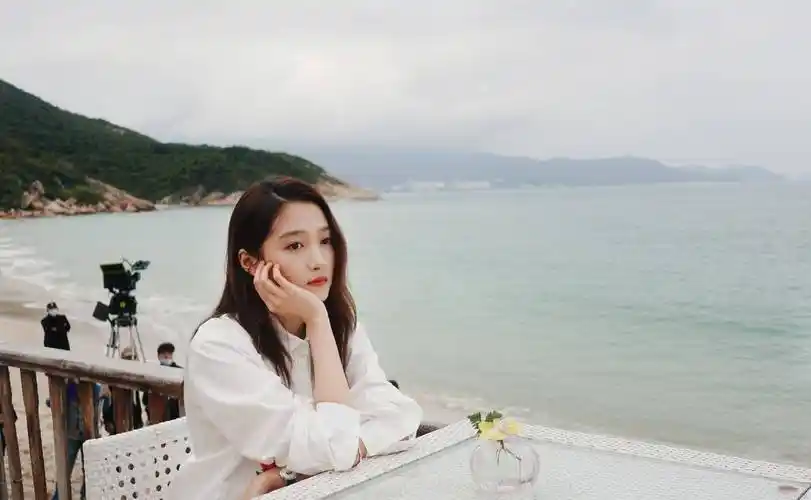 "京圈格格"关晓彤:与顶流恋爱掉粉30万,官宣那天她在干什么?