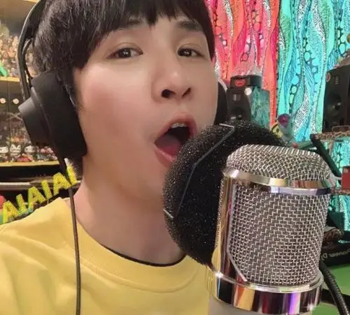 大张伟被小14岁女星要求打半月板,本人吓到脸变形,女方被批社会_腾讯