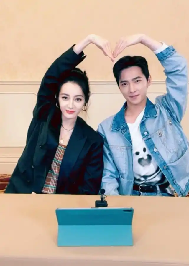 这2天迪丽热巴连续做直播,每次亮相都引千万粉丝在线观看,这就是顶流