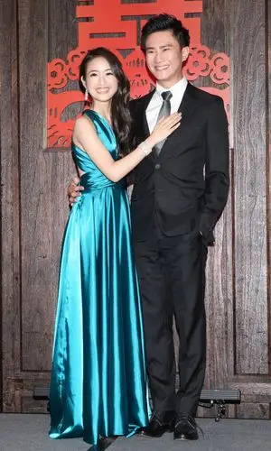 林依晨(左)和老公林于超(右)的婚礼走简约风,不仅选择喜憨儿喜饼,婚纱