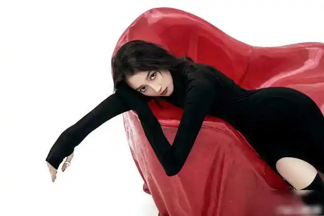 23岁关晓彤发育太快穿红色吊带裙走猫步好性感手长到膝盖太夸张